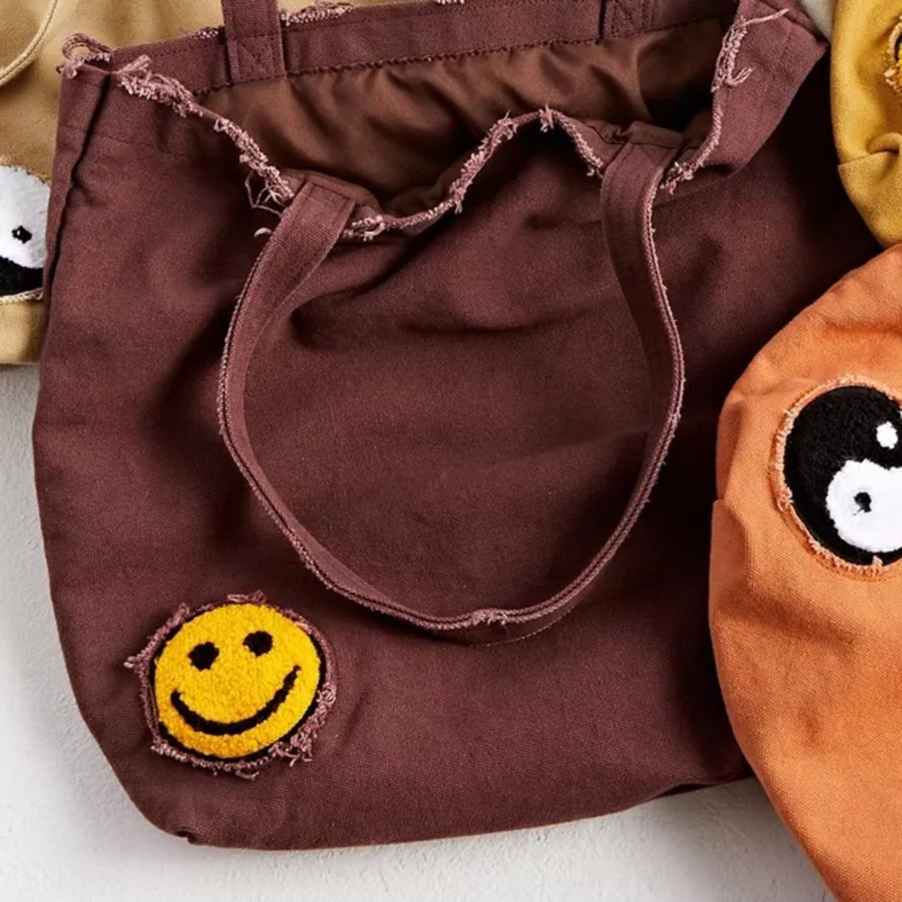 🇺🇸4 For $20 UO Smile Patch Distressed Canvas Tote Bag - Picture 2 of 5
